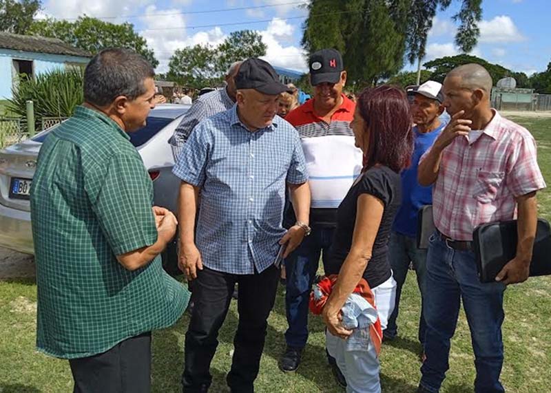 El dirigente dialogó con las autoridades de la UBPC Yaguabo y los exhortó a revisar la estructura de la cooperativa para obtener mayor sentido de pertenencia en el colectivo cañero. tapia3