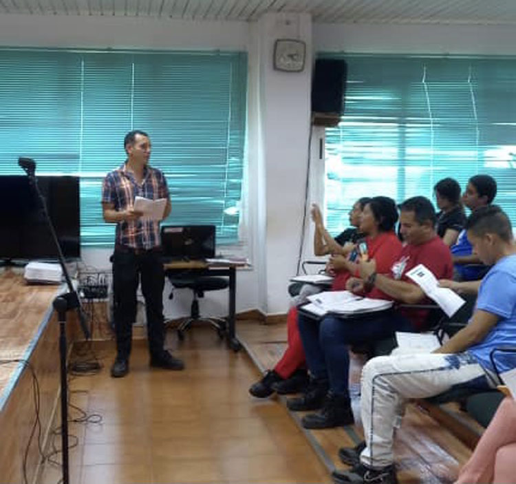 El joven presentó su trabajo en la jornada científica. electrico3