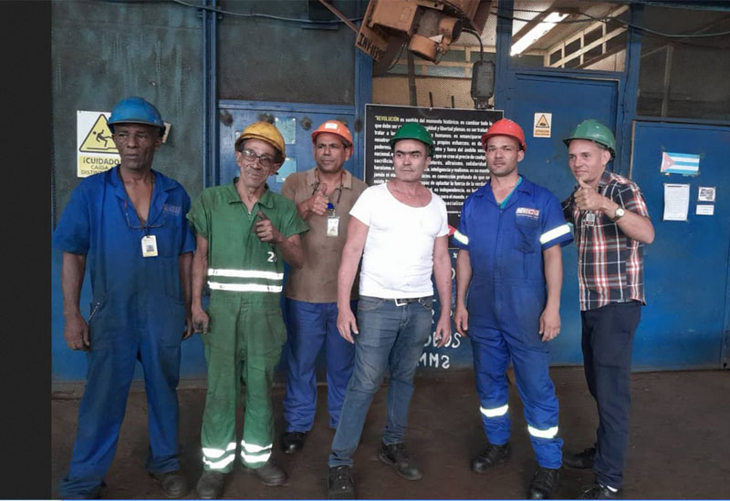 Junto a sus compañeros de trabajo. electricoM 2