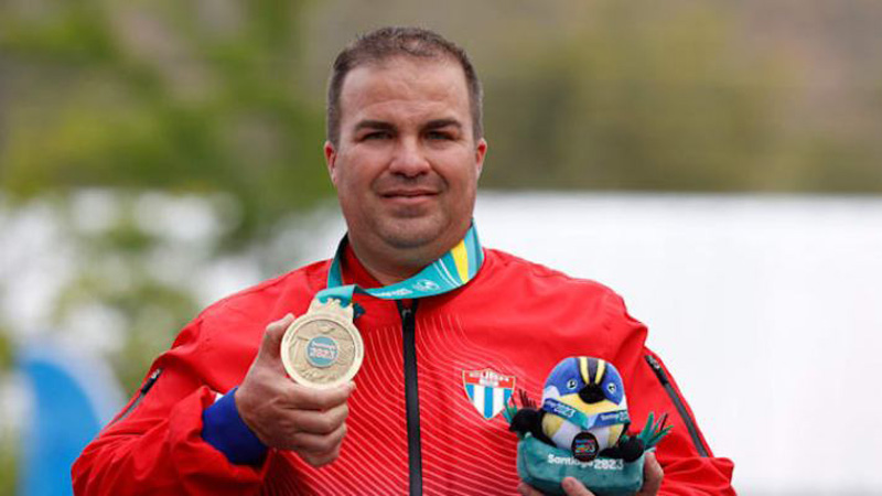 Leuris Pupo con su medalla ganada en los Juegos Panamericanos de Santiago 2023. Foto: Tele Rebelde leuris pupo 2