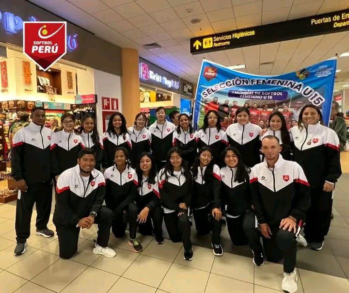 Abel Jorge (primero de izquierda a derecha en la segunda fila) junto a su equipo en Japón. Fotos: Abel Fernández panamericanos chile1