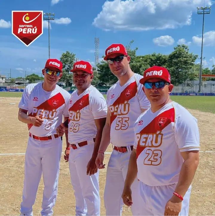 Felix Antonio dirige todas las categorías del softbol para hombres en Perú y es el actual campeón de la Liga Nacional con la escuadra Peloteros. panamericanos chile3