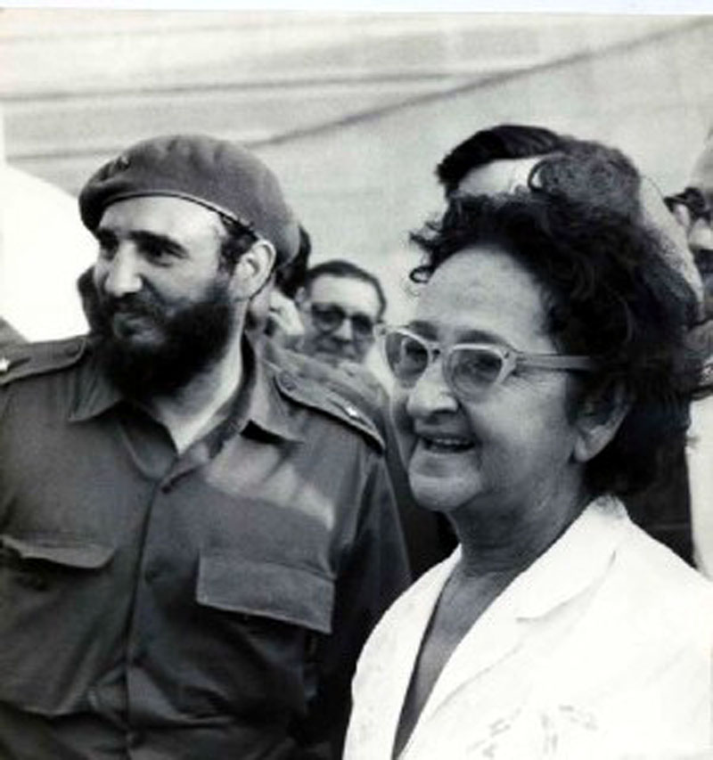 Fidel Castro junto a su madre Lina Ruz. Foto: Twitter del Centro Fidel Castro Ruz Lina 03