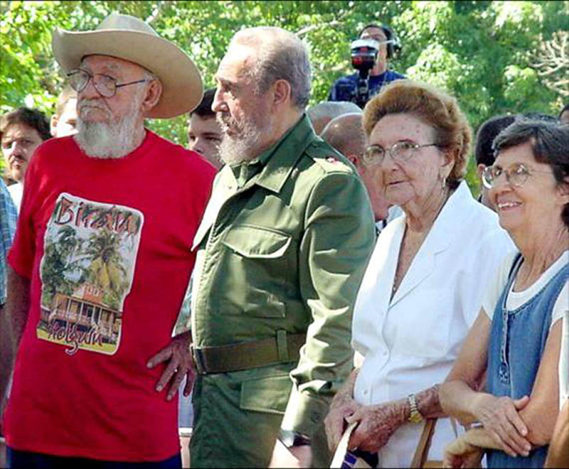 Fidel junto a sus hermanos Ramón, Ángela y Agustina, durante la visita a la finca familiar en ocasión del centenario del nacimiento de su madre Lina Ruz. Foto: Archivo Lina 04