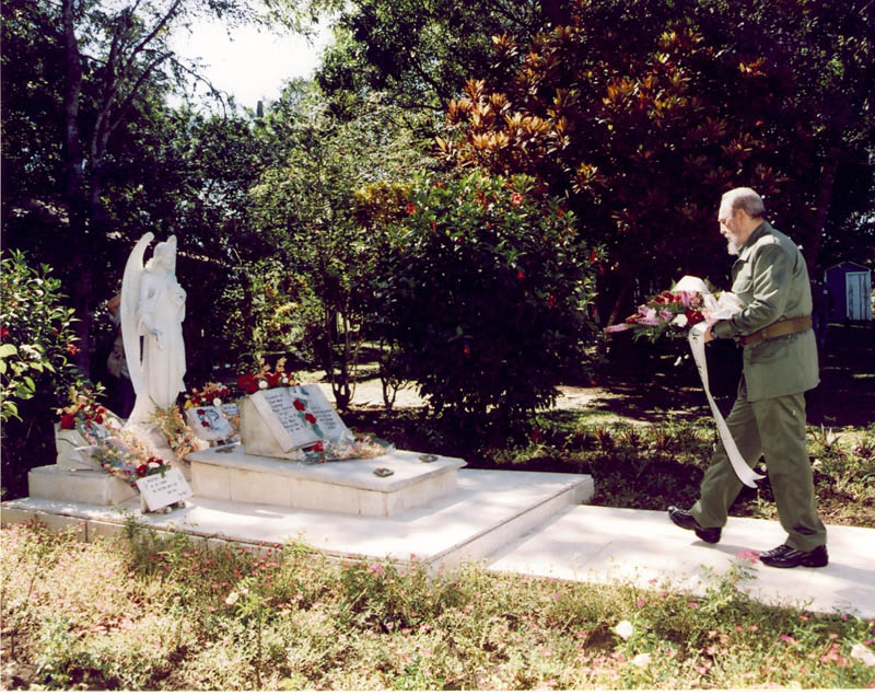 Fidel deposita flores en el panteón familiar en Birán al cumplir el centenario del nacimiento de su madre Lina Ruz. Foto: Estudios Revolución/Sitio Fidel Soldado de las Ideas Lina 05