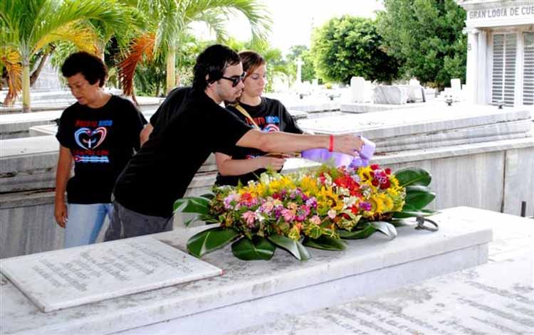 Ofrenda floral a Lola Rodríguez de Tío, en el cementerio de Colón. lola4