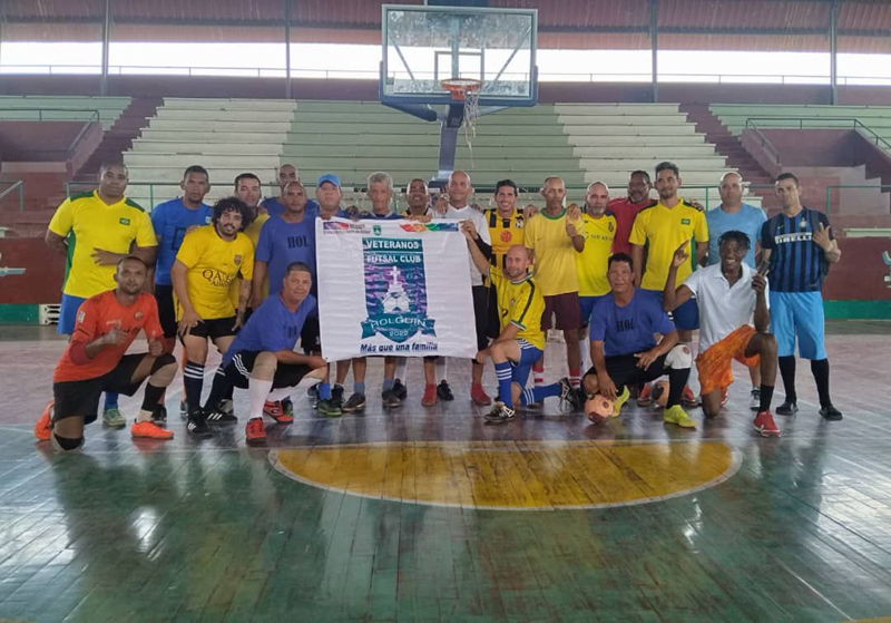 Rematando o regateando va el Club de Veteranos del futsal. Fotos Cortesía: del Club de Veteranos. futsal1