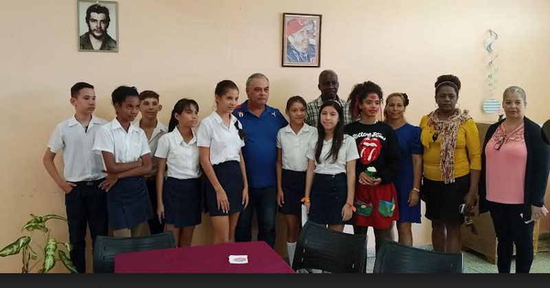 Presidente del Inder al centro con otros funcionarios y alumnos de la Eide. Foto: Del autor presidente Inder