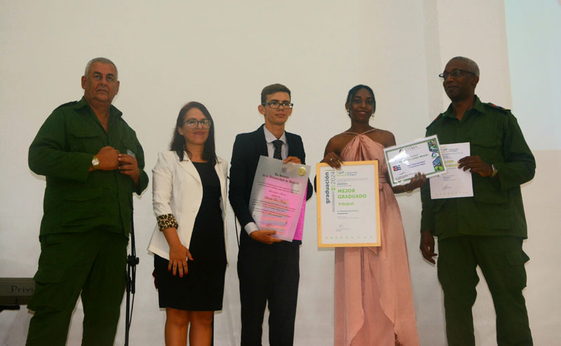 graduación uho 01