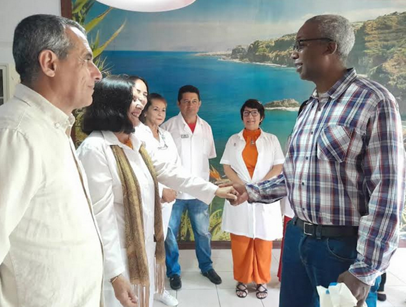 En reciente visita por Villa El Quinqué, el primer secretario del Partido en la provincia Joel Queipo Ruiz felicitó al colectivo. Fotos: De la autora hospitalQ1