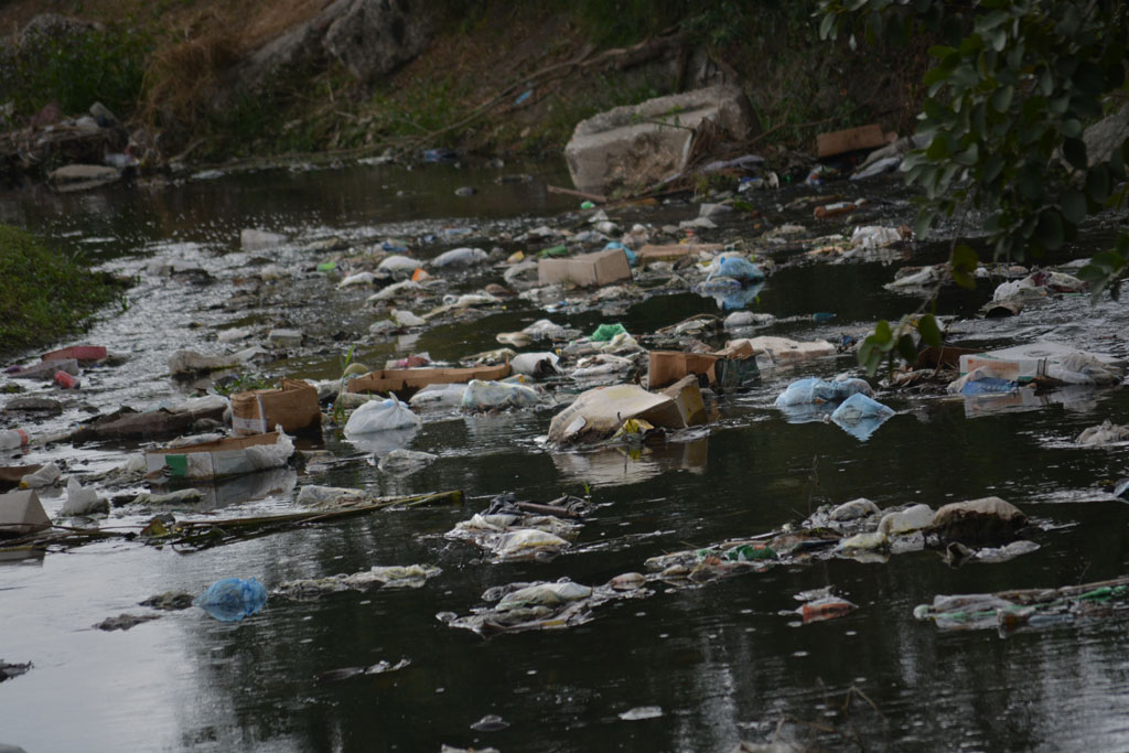 Por los ríos Jigüe y Marañón circulan desechos y aguas albañales. basura 07