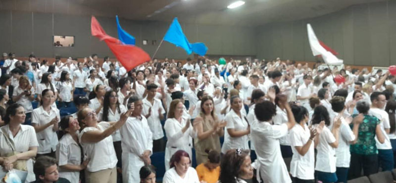 Mucho júbilo entre estudiantes y trabajadores por resultados de la evaluación externa. universidadHol7