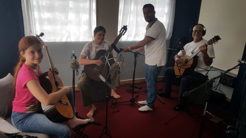 Fotos: Perfil de Facebook de Edel Aguiar disco guitarras 01