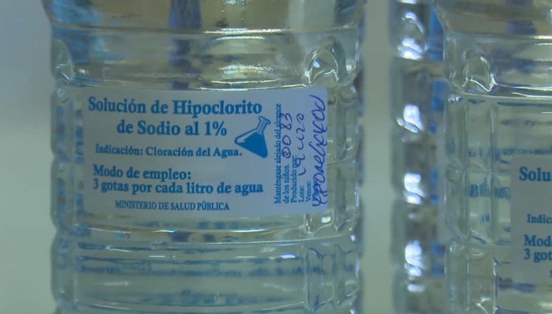“Recomendamos almacenar agua potable  en depósitos limpios y echarle  hipoclorito al uno por ciento para la desinfección del líquido de consumo”, declaró la especialista. medidas sanitarias