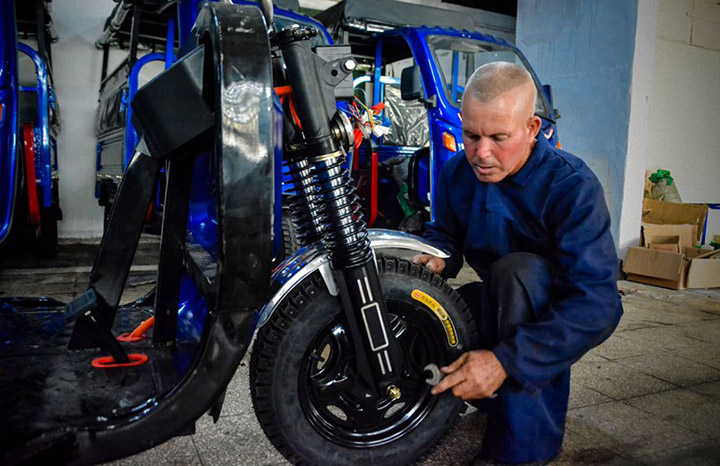 0401 montaje de triciclos electricos holguin2