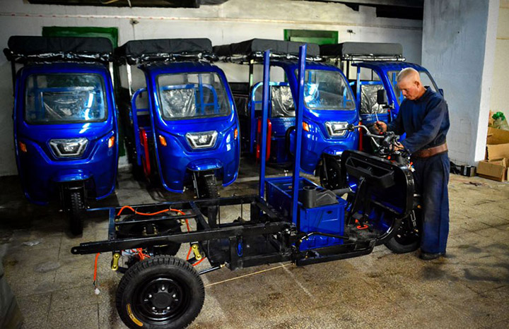 0401 montaje de triciclos electricos holguin7