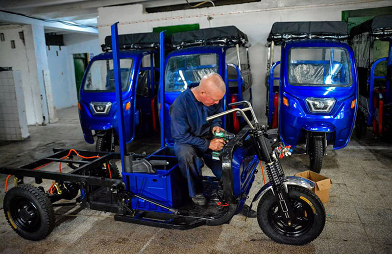 montaje de triciclos electricos holguin5