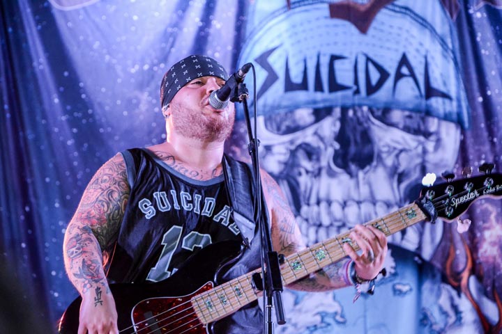 Ra Díaz, bajista de Suicidal Tendencies, en el concierto en Holguín