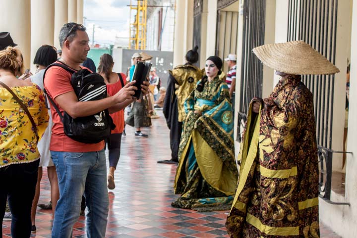 Teatro calle en Romerías de Mayo en Holguín. Foto: Torralbas