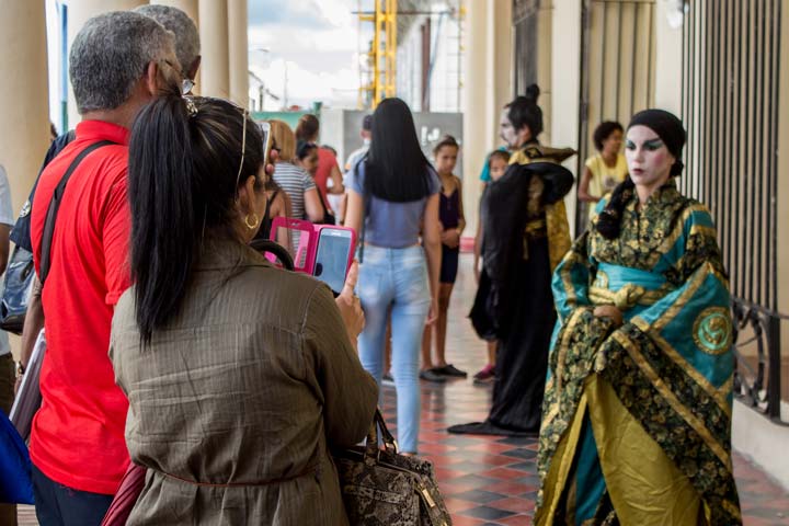 Teatro calle en Romerías de Mayo en Holguín. Foto: Torralbas