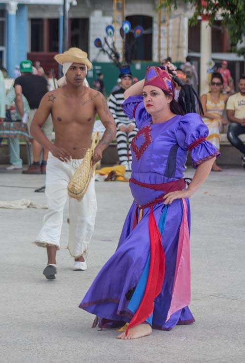 Teatro calle en Romerías de Mayo en Holguín. Foto: Torralbas