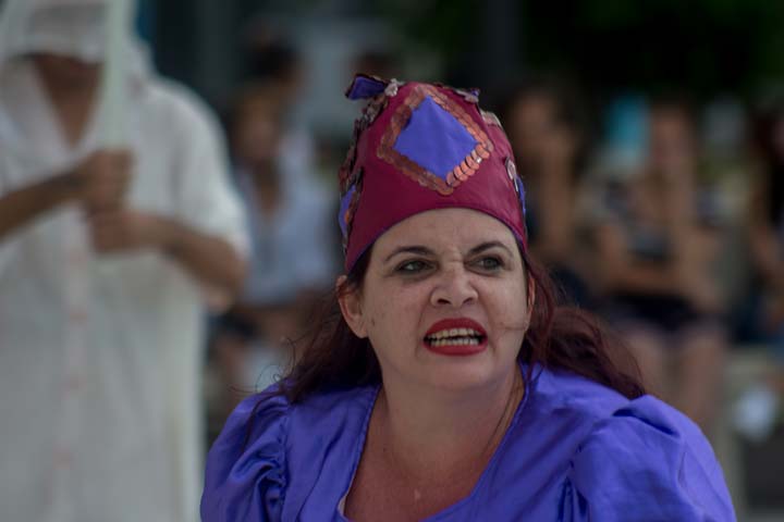 Teatro calle en Romerías de Mayo en Holguín. Foto: Torralbas