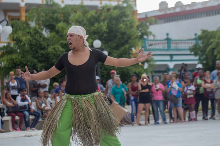 Teatro calle en Romerías de Mayo en Holguín. Foto: Torralbas