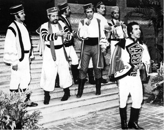 Escena Opereta “La Viuda Alegre”. Al frente Raúl Camayd, al fondo de izquierda a derecha Alberto Varona, Edilberto Pérez, Julio Proenza, Martín Arranz, Rolando Damas y William Cordero.