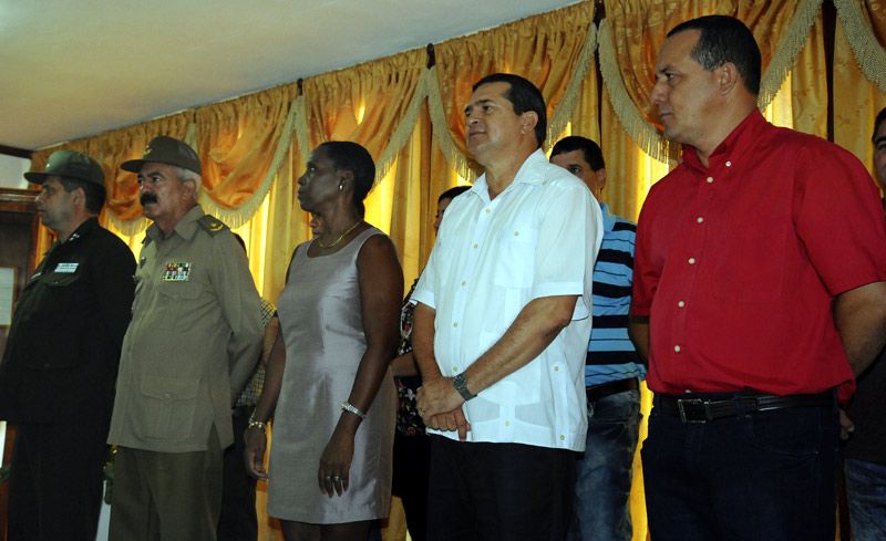 Ante la presencia de Ernesto Santiesteban Velázquez, primer secretario del Partido Comunista de Cuba en Holguín y Julio César Estupiñán Rodríguez, presidente de la Asamblea provincial y demás dirigentes se patentizó el sentimiento constitucionalista e independentista del pueblo cubano.Fotos: Carlos Rafael toma Posesion 3