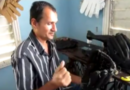 Talabartero holguineros fabrica guantes de béisbol