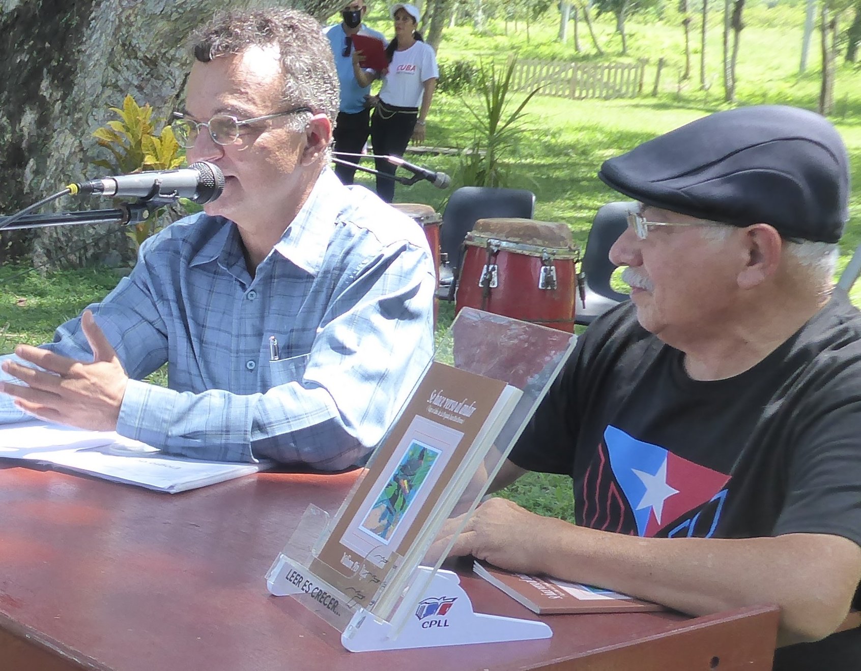 Los escritores William Pérez Vega (Puerto Rico) y Ronel González Sánchez (Holguín) presentan el libro "Se hace verso al andar"