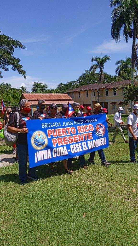 La Brigada de Solidaridad porta cartel con su nombre