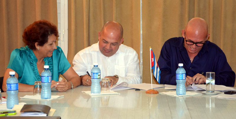 ministra mined convenio