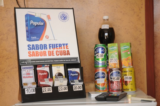 Es díficil encontrar el cigarro Criollo en las instituciones estatales pero en los establecimientos particulares nunca faltan a diez pesos. Foto: E.C. Tamayo