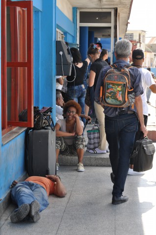Deambulantes en las afueras de la Terminal Interprovincial