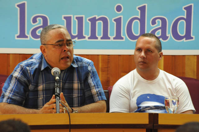 Luis Antonio Torres Iríbar (izquierda) junto a Gelquis Ricardo, nuevo primer secretario de la UJC en Holguín. Foto: Carlos Rafael Fotos: Carlos Rafael