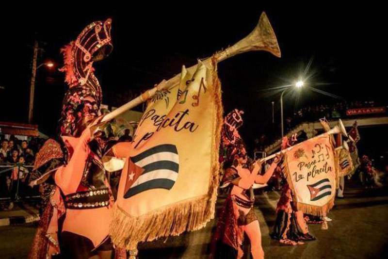 Fotos: Juan Pablo Carreras (ACN) y Radio Angulo Carnaval Holguín 1
