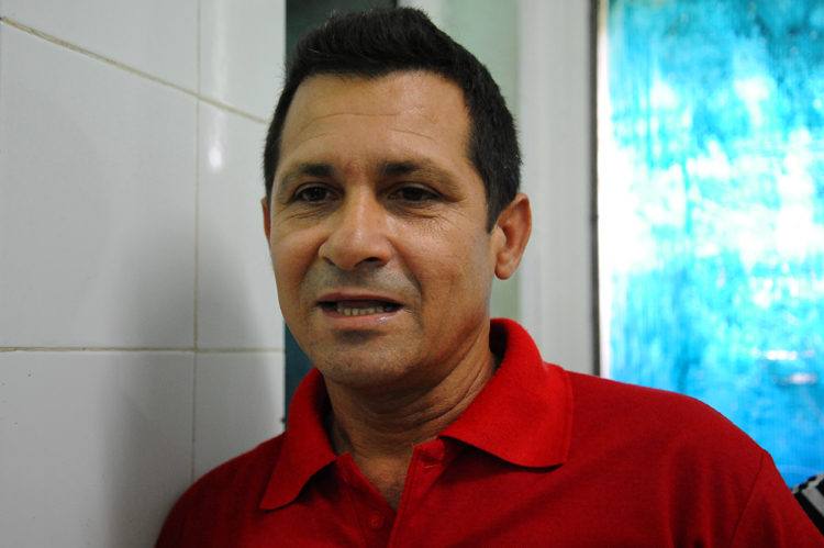 Ricardo García, padre de los trillizos, agradece atenciones mantenidas con su esposa e hijos. Trillizos Hosp. Lenin 3