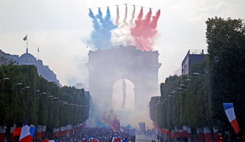 París se congregó a celebrar en las inmediaciones del Arco de Triunfo. Foto: AFP Foto: AFP