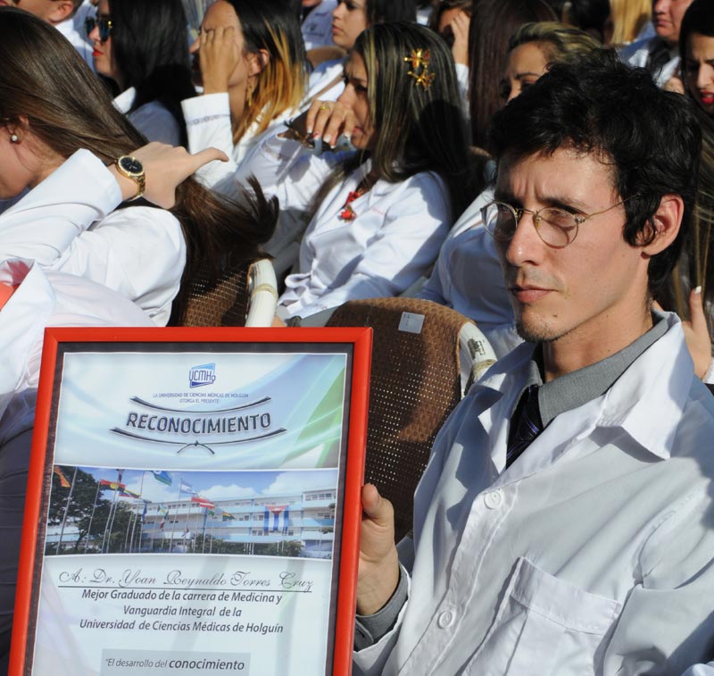 Yoan Torres Cruz, mejor graduado integral de la carrera de Medicina graduado integral
