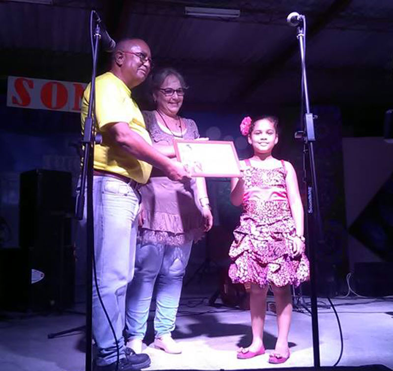 Leydis Thalía, ganadora de La Colmena TV, recibe el reconocimiento de la Empresa Provincial de la Música y los Espectáculos festival son 04