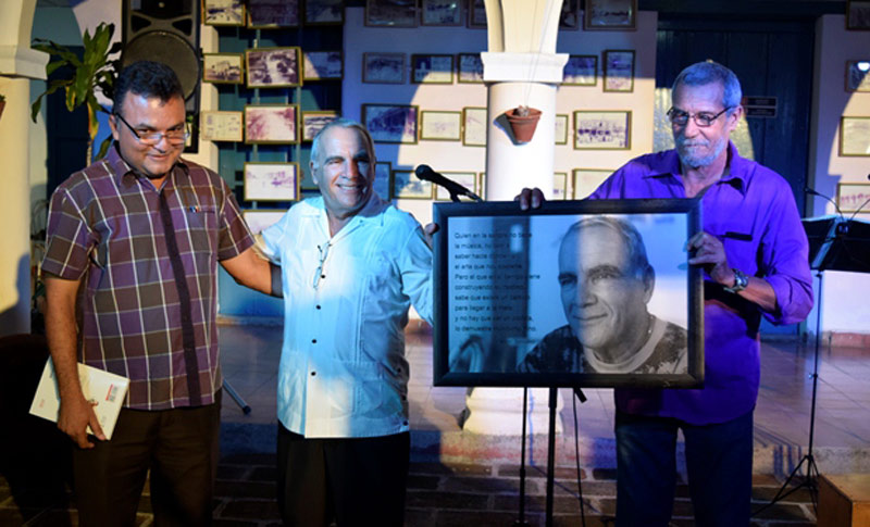 La UNEAC en Holguín realizó un merecido homenaje al músico Humberto Pino por sus cuarenta años de vida artística Pino entrev3