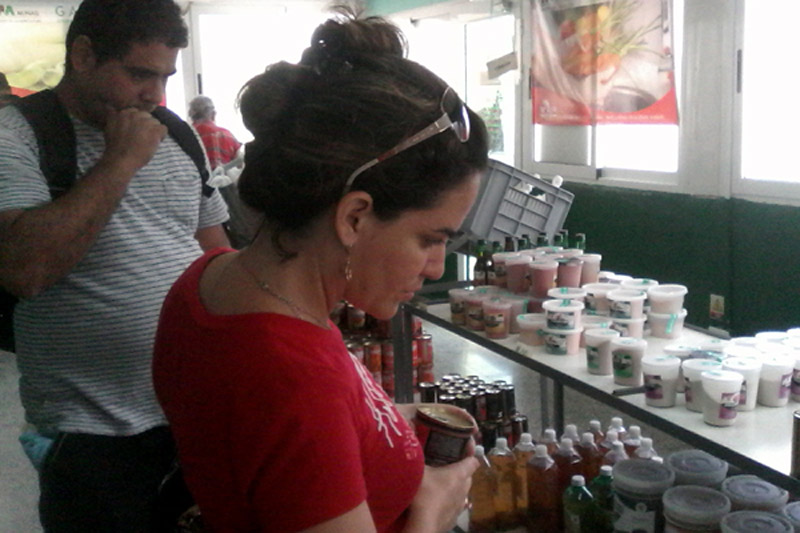 Hasta más de 200 personas diarias han comprado producciones en ese espacio./ Fotos del autor Mercado1 1