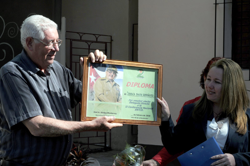 José Antonio Alonso Monterrey, Secretario general del SNTCD entrega reconocimiento a Jessica Simón Rodríguez / Fotos: Elder Leyva Delegadodirecto FAR