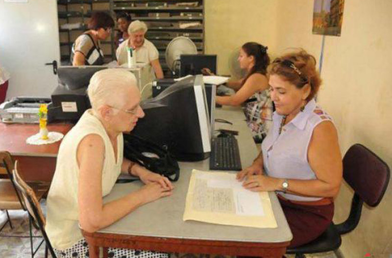 Los registros civiles de Holguín ya cuentan con el SIREC,sistema informático que agiliza los trámites en estas oficinas. Foto: ACN registro civil informatizacion