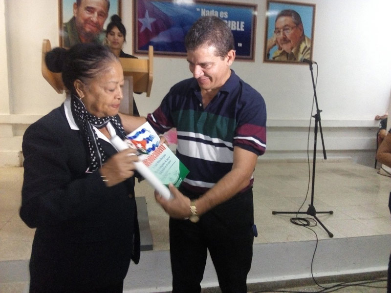 Adrián Rojas Rodríguez, miembro del Buró Provincial del PCC, entregó reconocimientos a trabajadores destacados. Escuela PCC Aniv 03