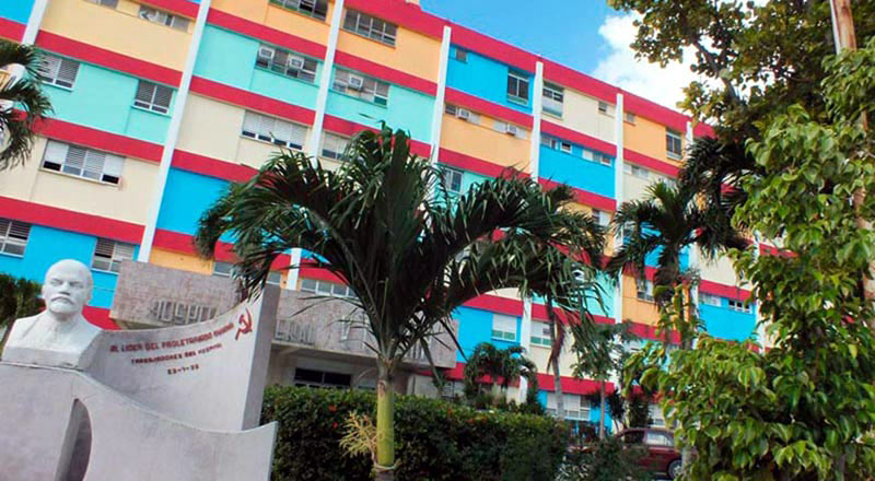 El hospital Lenin se ha ganado por derecho propio el sobrenombre de Gigante de la Salud. Él ha sido protagonista de los principales acontecimientos de la actividad médica de esta provincia. Foto: Elder Leyva hosp lenin Aniv