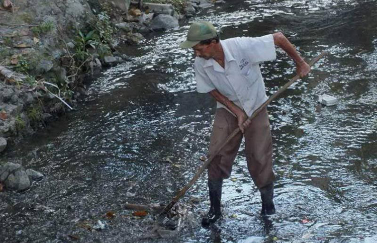 A pesar de la labor de quienes se empeñan en mantener la limpieza del Jigüe, las indisciplinas sociales atentan contra este emblemático río de la ciudad de Holguín.Foto: Lisandra Cardoso jigüe rioH