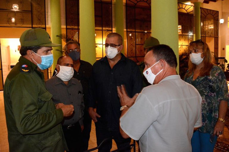 Ernesto Santiesteban Velázquez junto a otras autoridades de la provincia recorrió el hotel, que valoró de una obra de exquisita terminación. saratoga FCR 7566