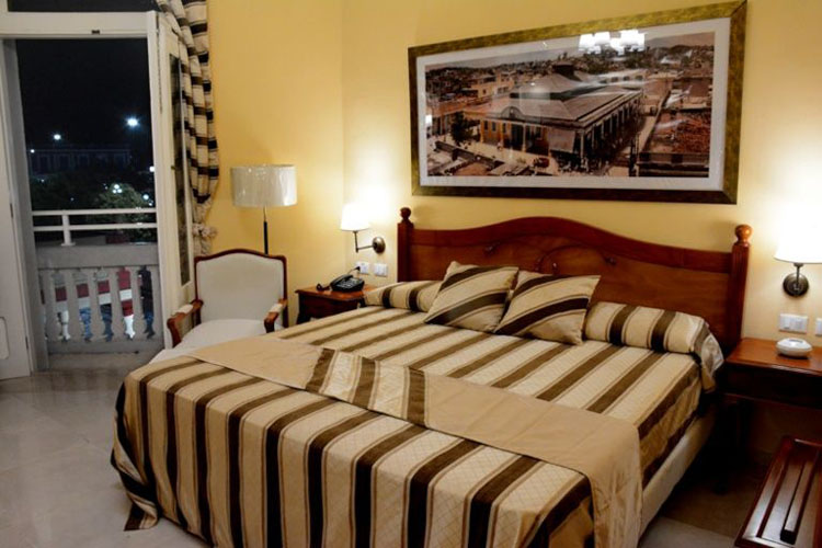 Desde la habitación 209, una suite, se divisa todo el parque Calixto García. saratoga FCR 7633